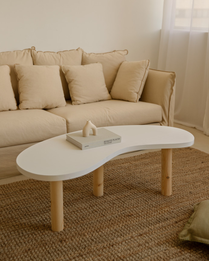 Table basse en bois massif avec plateau en teinte blanche et pieds en teinte naturelle de différentes tailles.