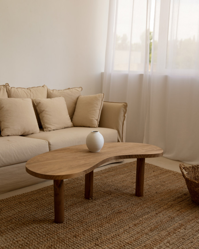 Table basse en bois massif aux formes organiques en teinte chêne foncé de différentes tailles.