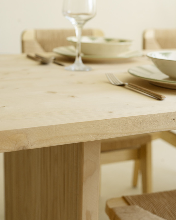 Table de salle à manger en bois massif dans le ton du bois naturel de différentes tailles