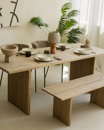 Table de salle à manger en bois massif dans le ton du bois chêne foncé de différentes tailles