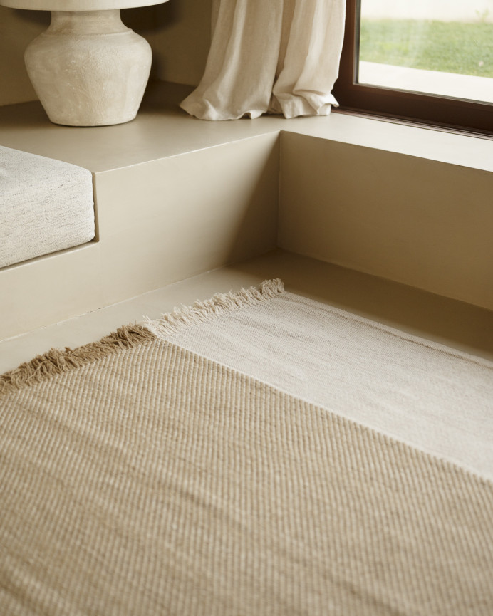 Tapis en laine beige disponible en différentes tailles