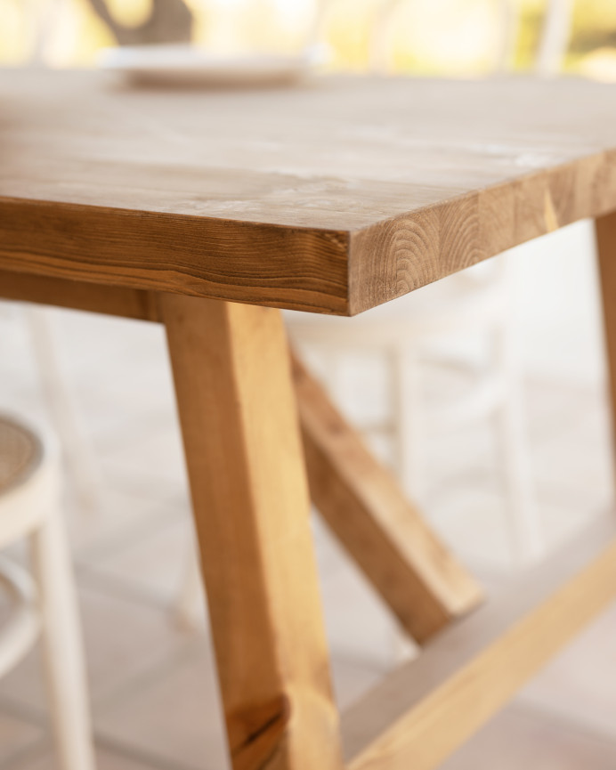 Table à manger en bois massif ton chêne foncé de différentes tailles