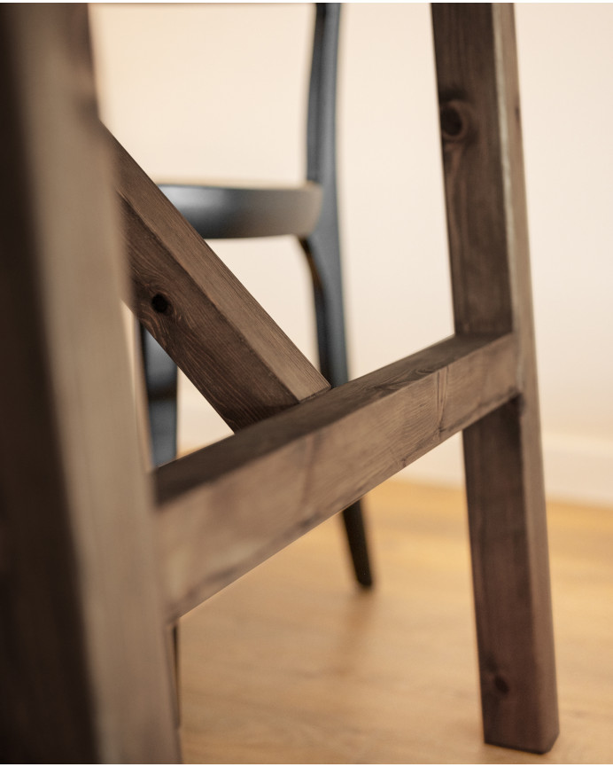 Table à manger en bois massif ton noyer de différentes tailles