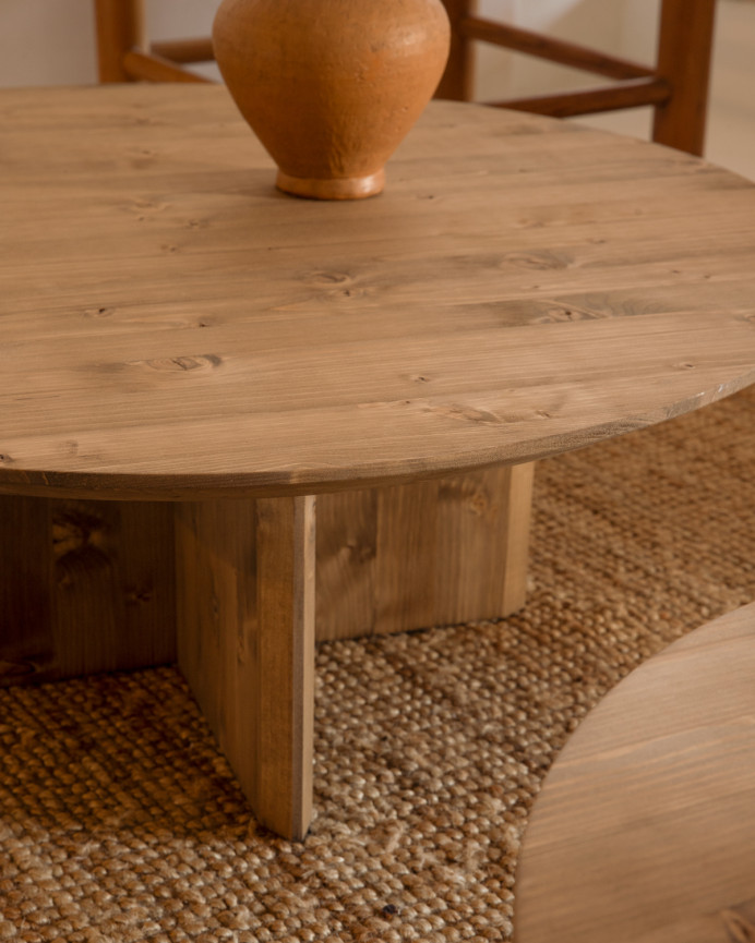 Table basse ronde en bois massif ton chêne foncé de différentes tailles