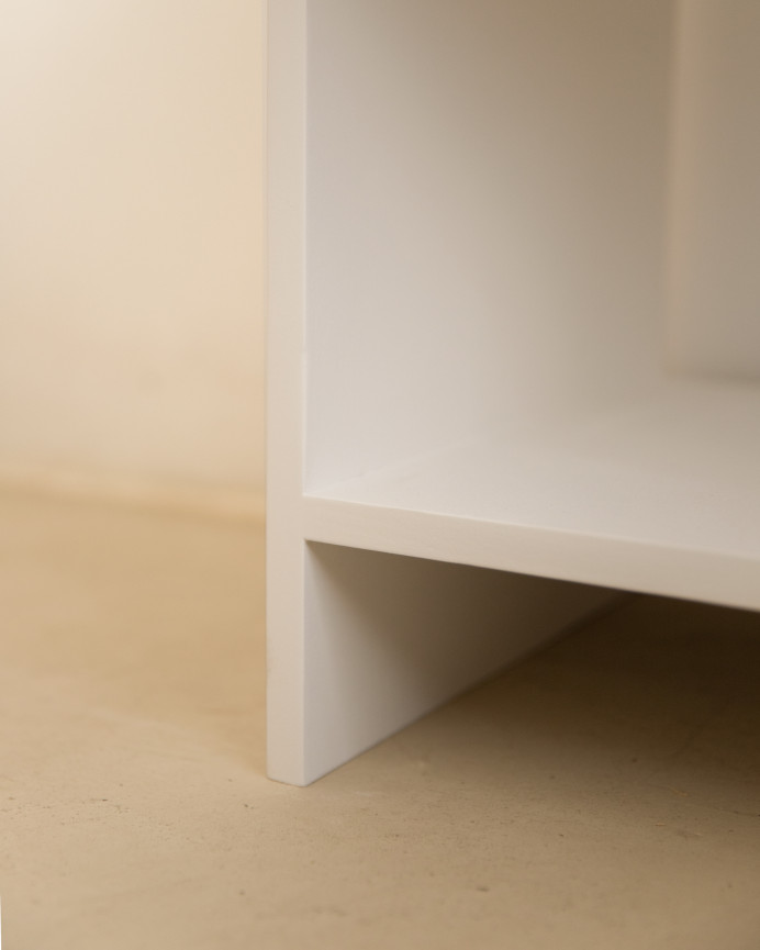 Table de chevet en bois massif avec un tiroir blanc de différentes tailles