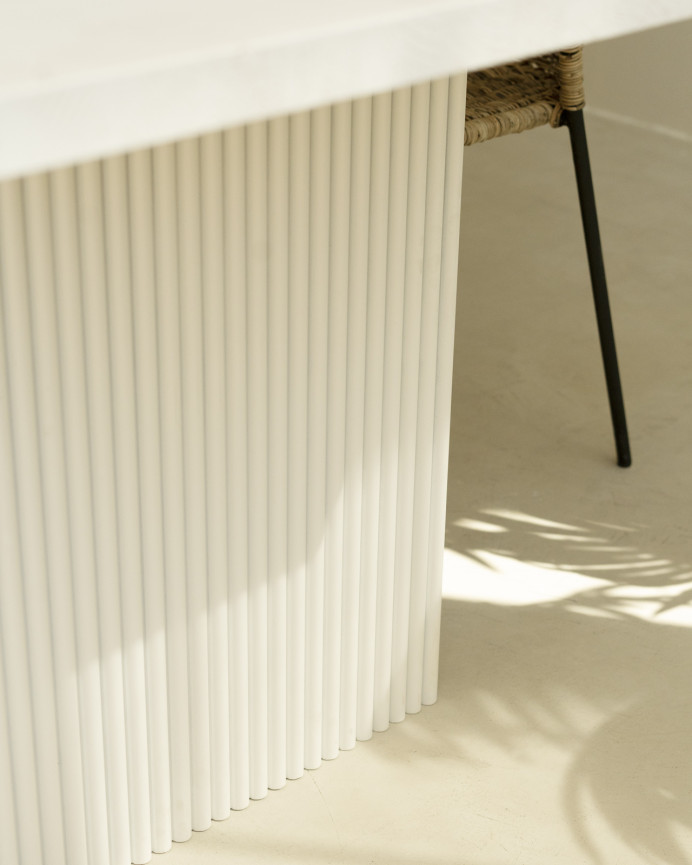 Table de salle à manger en bois massif dans le ton blanc de différentes tailles