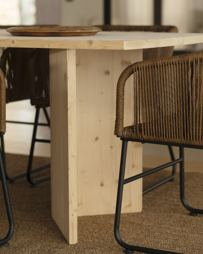 Table de salle à manger en bois massif en ton naturel de différentes tailles