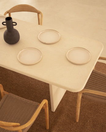 Table à manger en microciment de teinte blanc cassé disponible en différentes tailles