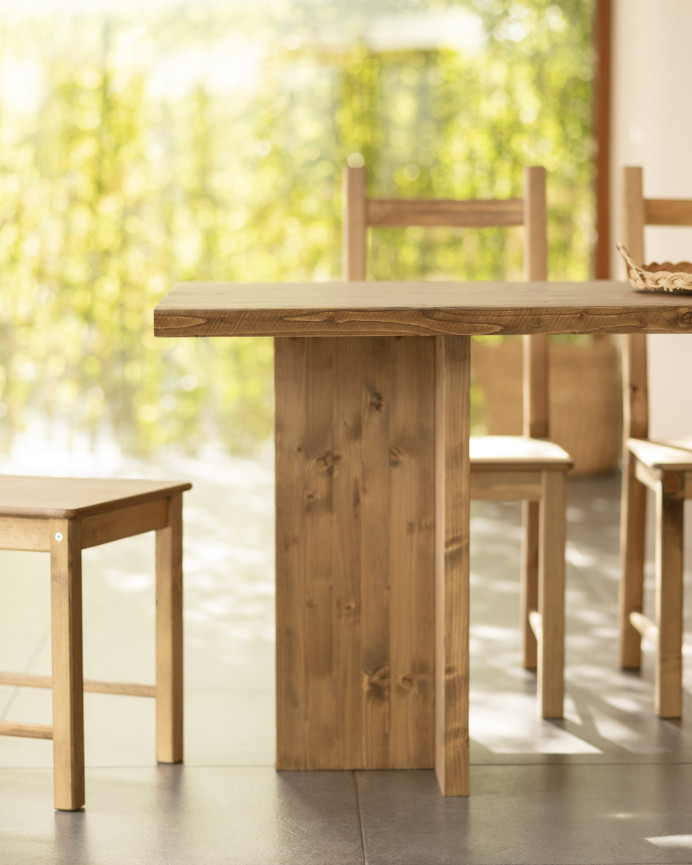 Table à manger en bois massif ton chêne foncé de différentes tailles