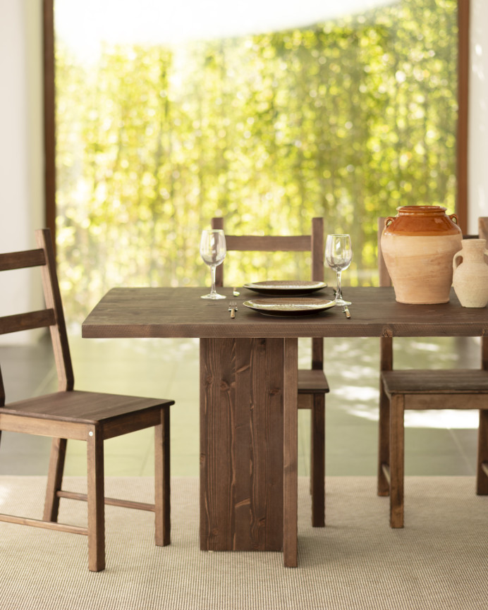 Table à manger en bois massif ton noyer de différentes tailles