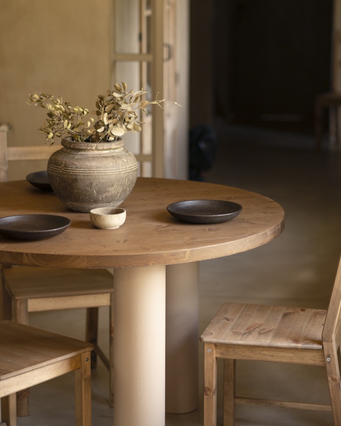 Table de salle à manger ronde en bois massif teinte chêne foncé pieds en microciment teinte terre en différentes dimensions