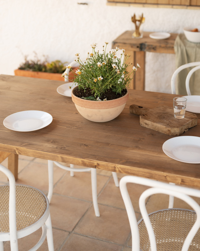 Table à manger en bois massif ton chêne foncé de différentes tailles