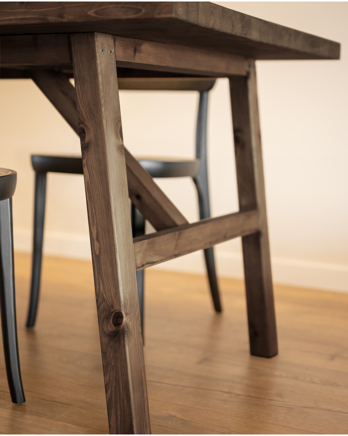 Table à manger en bois massif ton noyer de différentes tailles