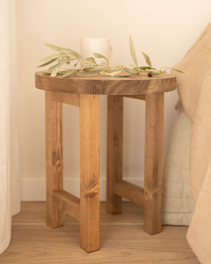 Table de chevet en bois massif ton chêne foncé 40x35cm