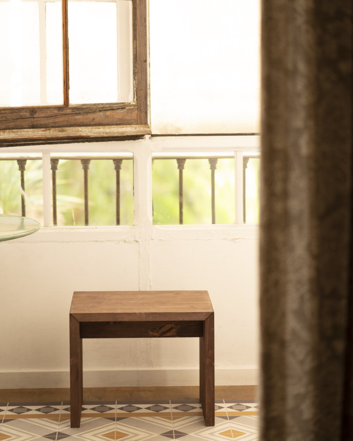 Petite table / tabouret en bois massif au ton noyer de 45x50cm