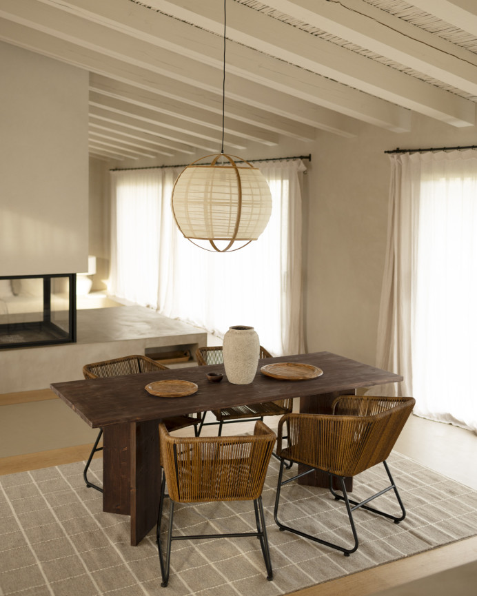 Table de salle à manger en bois massif en ton noyer de différentes tailles