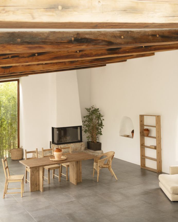 Table à manger en bois massif ton chêne foncé de différentes tailles