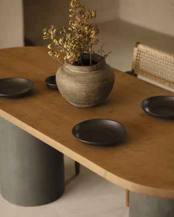 Table de salle à manger ovale en bois massif teinte chêne foncé avec pieds en microciment teinte verte différentes dimensions