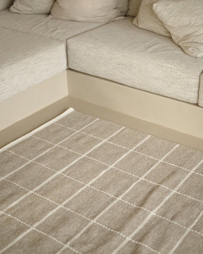 Tapis en laine taupe disponible en différentes tailles