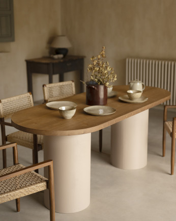 Table de salle à manger ovale en bois massif teinte chêne foncé avec pieds en microciment teinte terre différentes dimensions