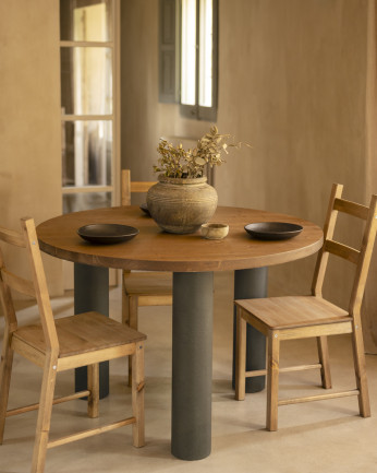 Table de salle à manger ronde en bois massif teinte chêne foncé pieds en microciment teinte verte en différentes dimensions