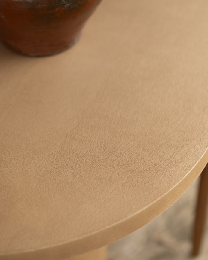Table de salle à manger ovale en microciment de teinte terracotta disponible en différentes dimensions