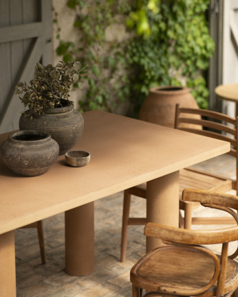 Table de salle à manger rectangulaire en microciment de teinte terracotta disponible en différentes dimensions
