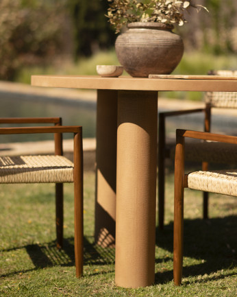 Table de salle à manger ronde en microciment de teinte terracotta disponible en différentes dimensions