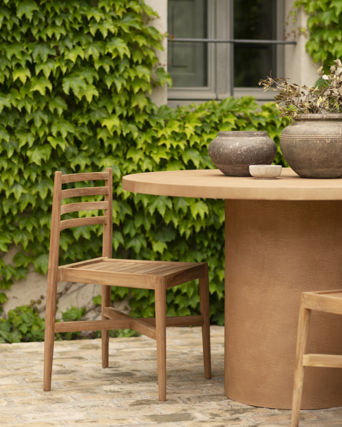 Table de salle à manger ronde en microciment de teinte terracotta disponible en différentes dimensions