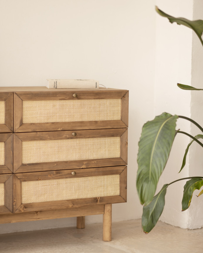 Commode en bois massif et raphia avec six tiroirs ton chêne foncé 76x120cm