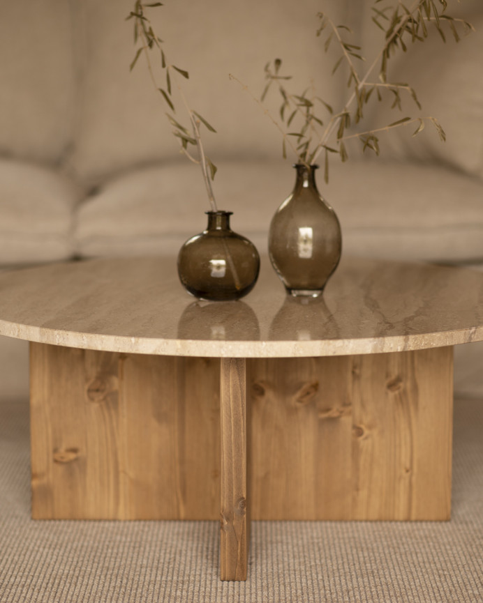 Table basse ronde en marbre daino reale avec pieds en bois massif disponibles en différentes dimensions.