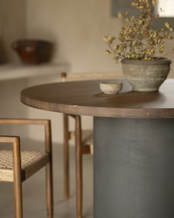 Table de salle à manger ronde en bois massif teinte chêne foncé pieds en microciment teinte verte en différentes dimensions