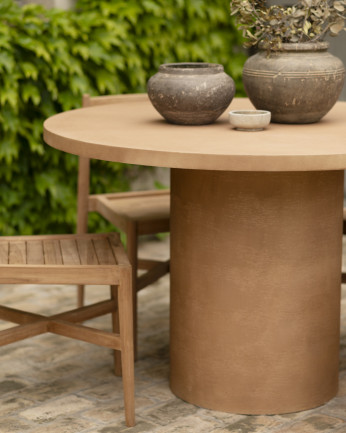 Table de salle à manger ronde en microciment de teinte terracotta disponible en différentes dimensions