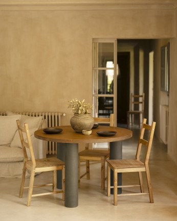 Table de salle à manger ronde en bois massif teinte chêne foncé pieds en microciment teinte verte en différentes dimensions