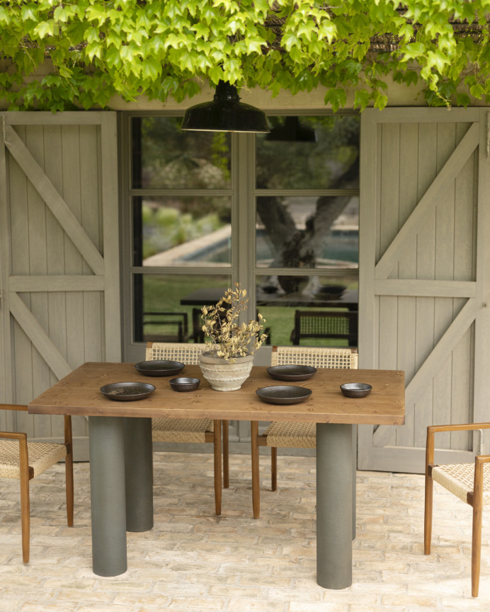 Table de salle à manger rectangulaire en bois massif teinte chêne moyen pieds en microciment teinte verte différentes dimension