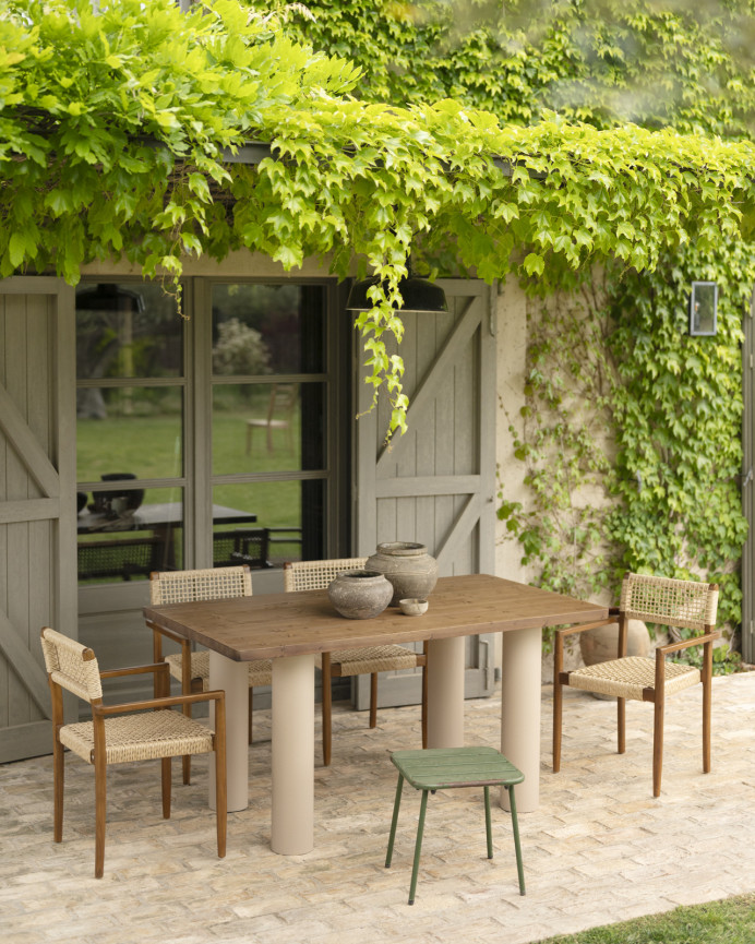 Table de salle à manger rectangulaire en bois massif teinte chêne foncé pieds en microciment teinte terre différentes dimension