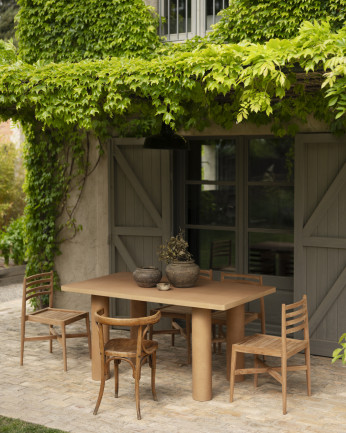 Table de salle à manger rectangulaire en microciment de teinte terracotta disponible en différentes dimensions