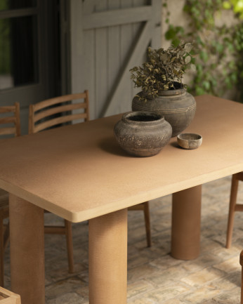 Table de salle à manger rectangulaire en microciment de teinte terracotta disponible en différentes dimensions