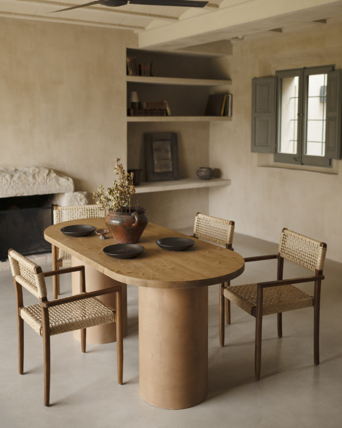 Table de salle à manger ovale en bois massif teinte chêne moyen pieds en microciment teinte terracotta différentes dimensions