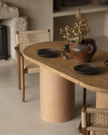 Table de salle à manger ovale en bois massif teinte chêne moyen pieds en microciment teinte terracotta différentes dimensions