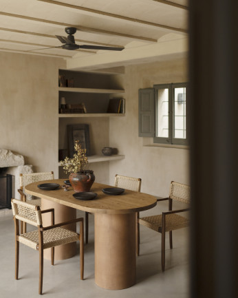 Table de salle à manger ovale en bois massif teinte chêne moyen pieds en microciment teinte terracotta différentes dimensions