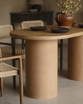 Table de salle à manger ovale en bois massif teinte chêne moyen pieds en microciment teinte terracotta différentes dimensions