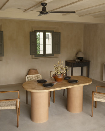 Table de salle à manger ovale en bois massif teinte chêne moyen pieds en microciment teinte terracotta différentes dimensions