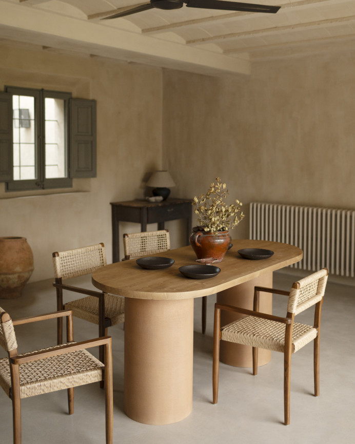 Table de salle à manger ovale en bois massif teinte chêne moyen pieds en microciment teinte terracotta différentes dimensions