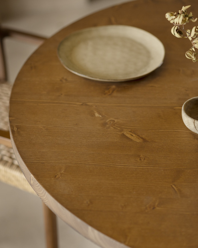 Table de salle à manger ronde en bois massif teinte chêne foncé pieds en microciment teinte terre en différentes dimensions