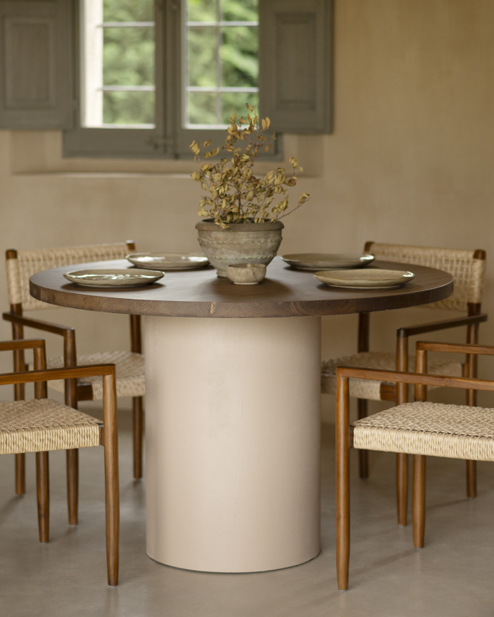 Table de salle à manger ronde en bois massif teinte chêne foncé pieds en microciment teinte terre en différentes dimensions