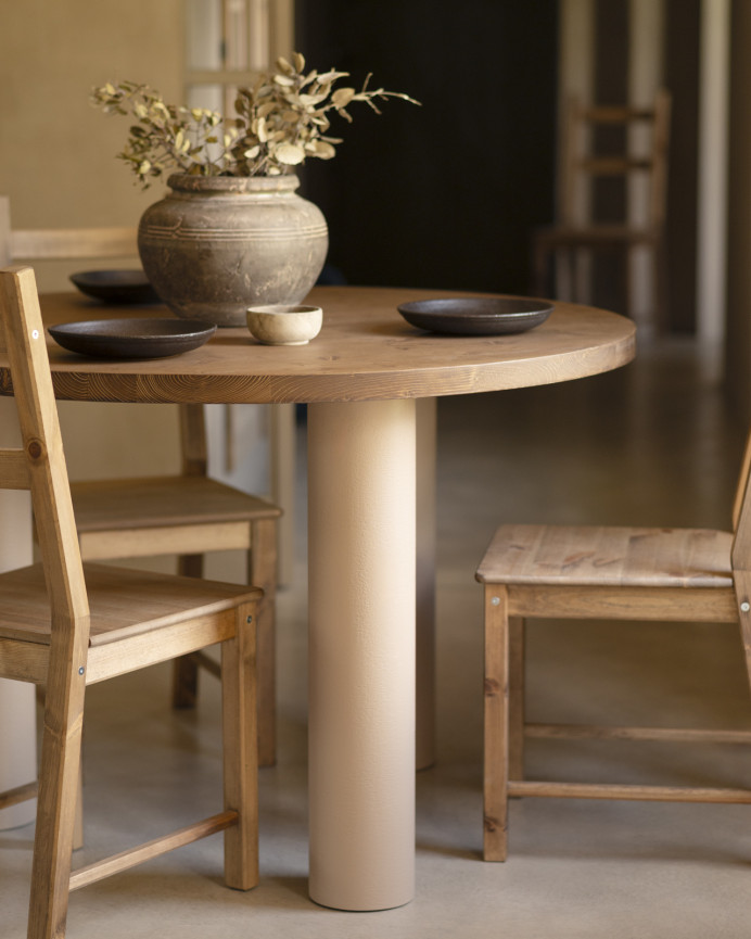 Table de salle à manger ronde en bois massif teinte chêne foncé pieds en microciment teinte terre en différentes dimensions