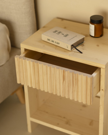 Table de chevet en bois massif avec un tiroir en ton naturel de plusieurs tailles