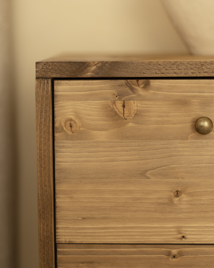 Table de chevet en bois massif avec deux tiroirs en ton chêne foncé de 50,5x37,5cm