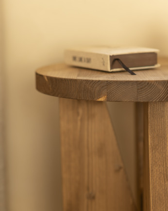 Table de chevet en bois massif en ton chêne foncé de 40x40cm